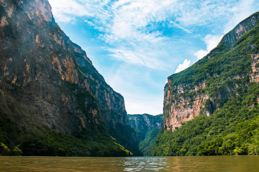 A thousand metres straight down: your complete adventure guide to Chiapas, Sumidero Canyon, Selva Lacandona, and the Lacandón Jungle