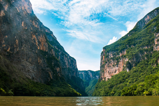 A thousand metres straight down: your complete adventure guide to Chiapas, Sumidero Canyon, Selva Lacandona, and the Lacandón Jungle