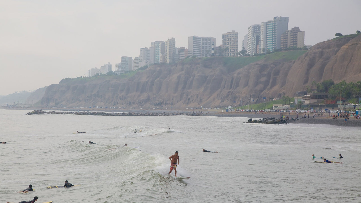 Surf lessons for beginners in Lima